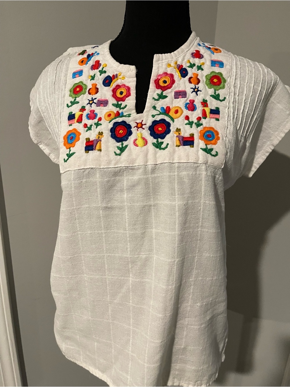 White Embroidered Floral Short-Sleeve Women’s Top
